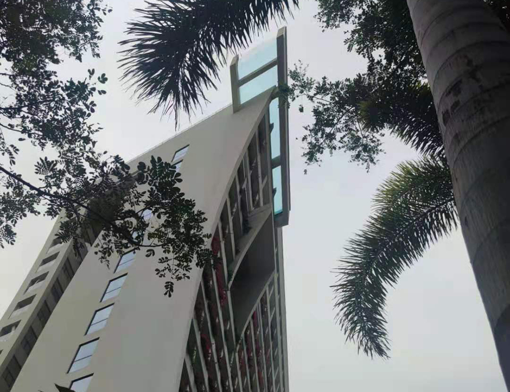 三亞康年酒店亞克力高空懸挑泳池