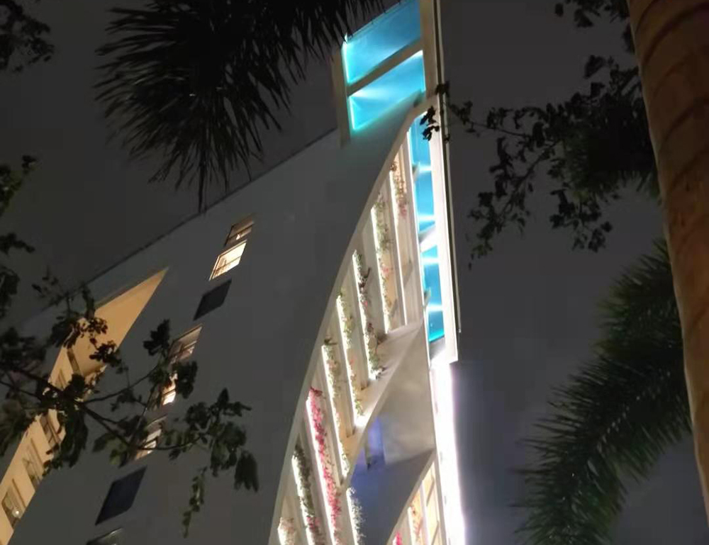 三亞康年酒店亞克力高空懸挑泳池